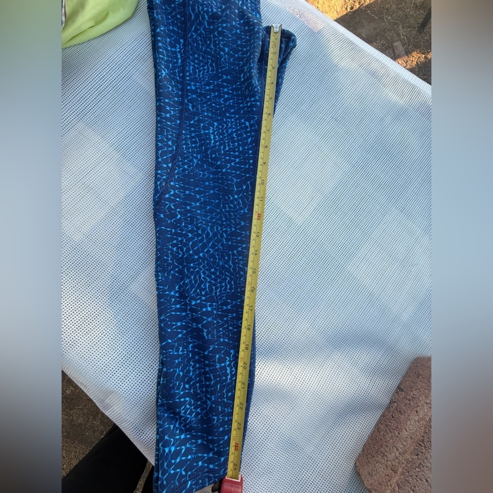 Lululemon Athletica Women’s size4 Blue Patterned Leggings with Crisscross Detai - Picture 6 of 8